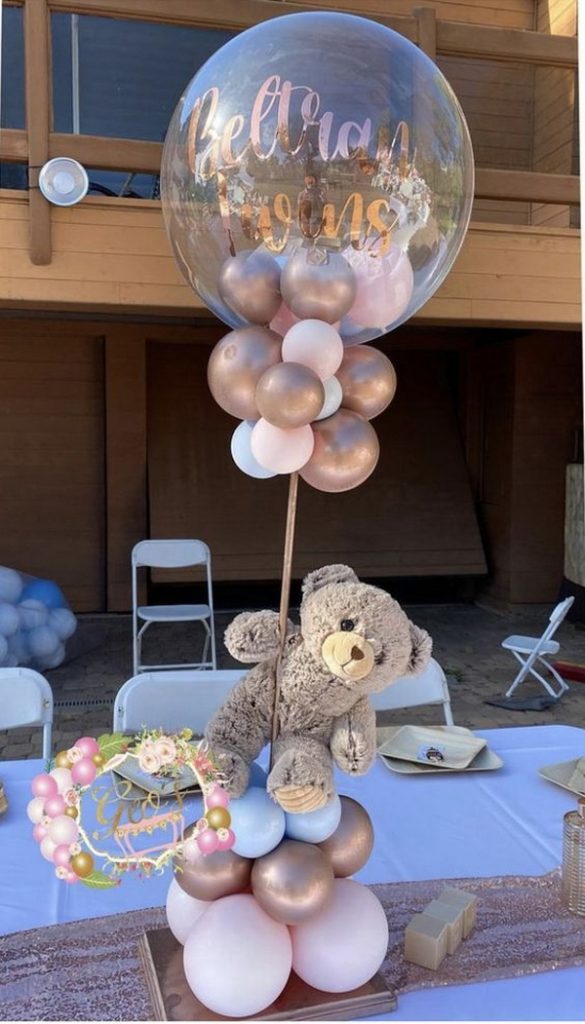 centro de mesa con globos bautizo